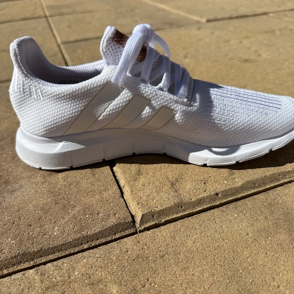 Adidas Swift Run - image 4